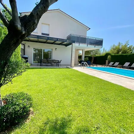 Vikendica Ferienvilla Divina Mit Privatem Pool By Interhome